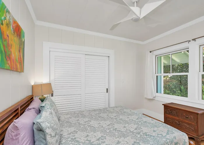 Gorgeous Renovated 1937 Plantation Style Beach House 50 Steps To The Center Of The Beach Home