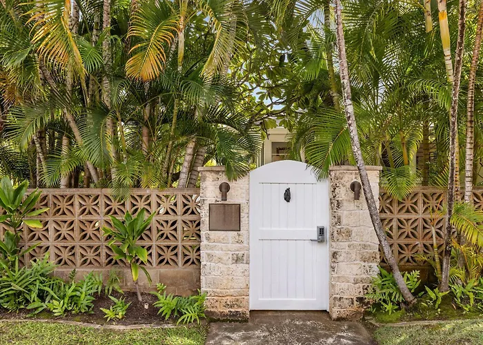Upscale Kailua Getaway: Steps To Swim Beach!